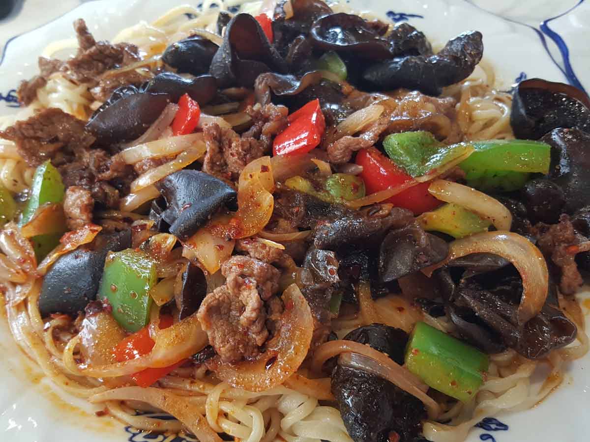 Fungus and meat noodles