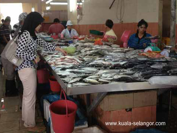 House Wife is buying fresh seafood in Pasar Basah Pasir Penambang